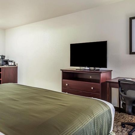 Cobblestone Hotel & Suites - Hutchinson Экстерьер фото