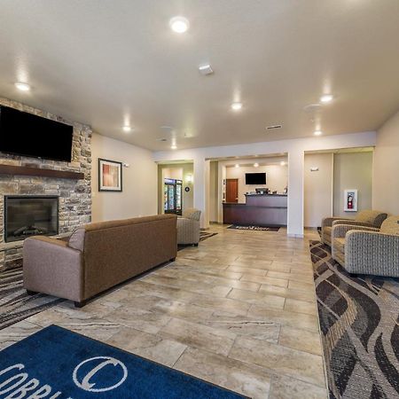 Cobblestone Hotel & Suites - Hutchinson Экстерьер фото