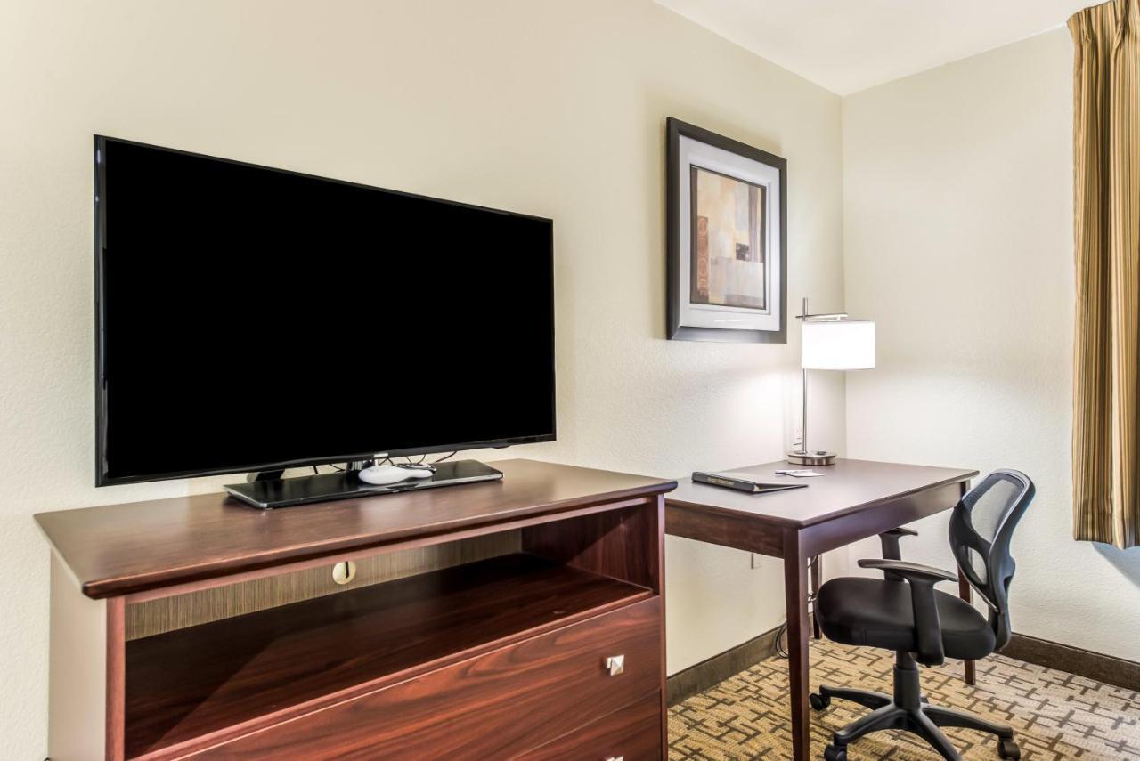 Cobblestone Hotel & Suites - Hutchinson Экстерьер фото