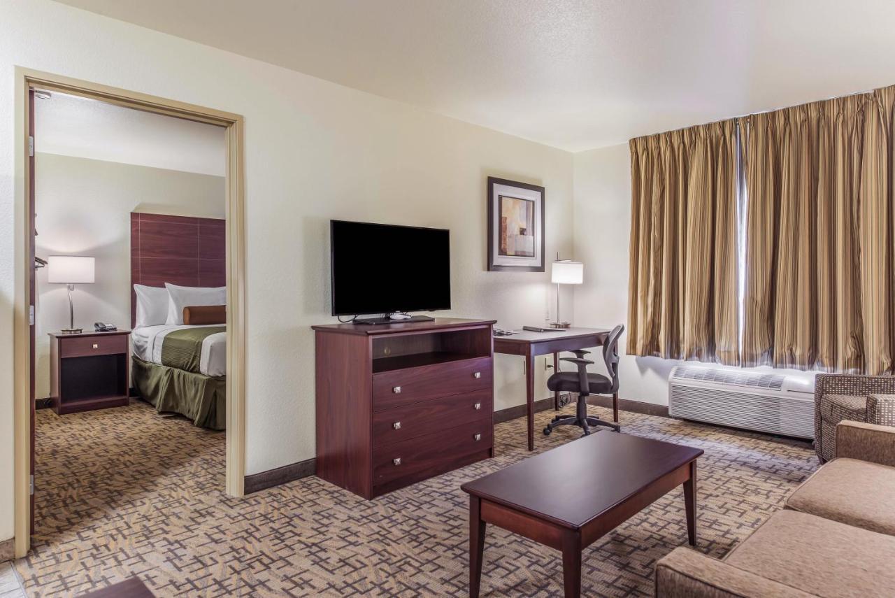 Cobblestone Hotel & Suites - Hutchinson Экстерьер фото