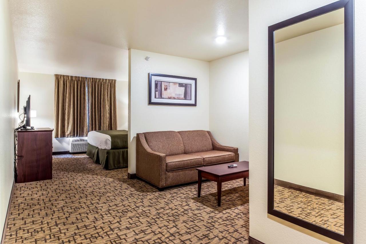 Cobblestone Hotel & Suites - Hutchinson Экстерьер фото