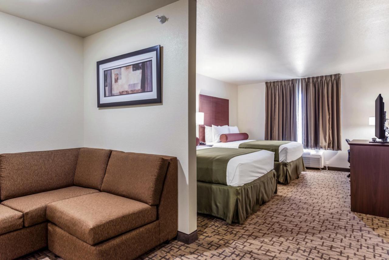 Cobblestone Hotel & Suites - Hutchinson Экстерьер фото