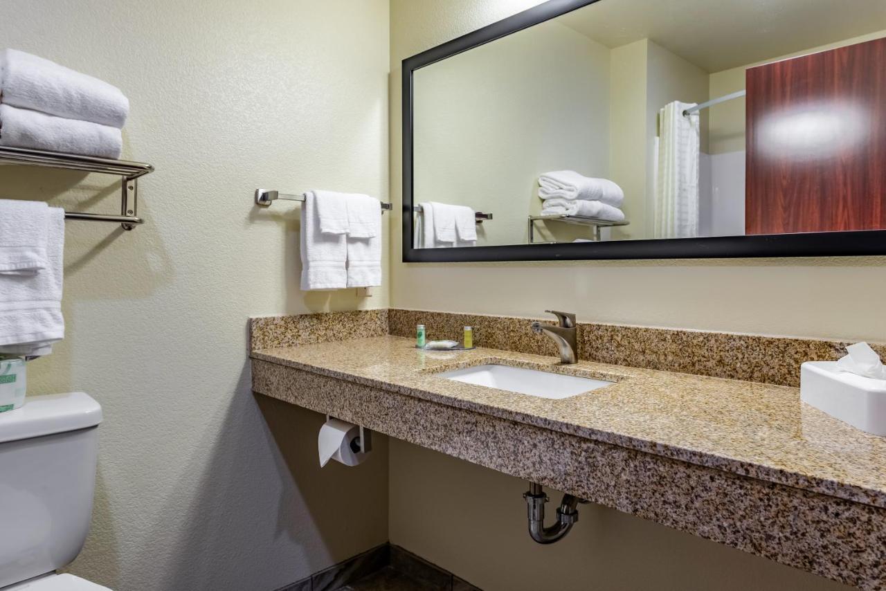Cobblestone Hotel & Suites - Hutchinson Экстерьер фото