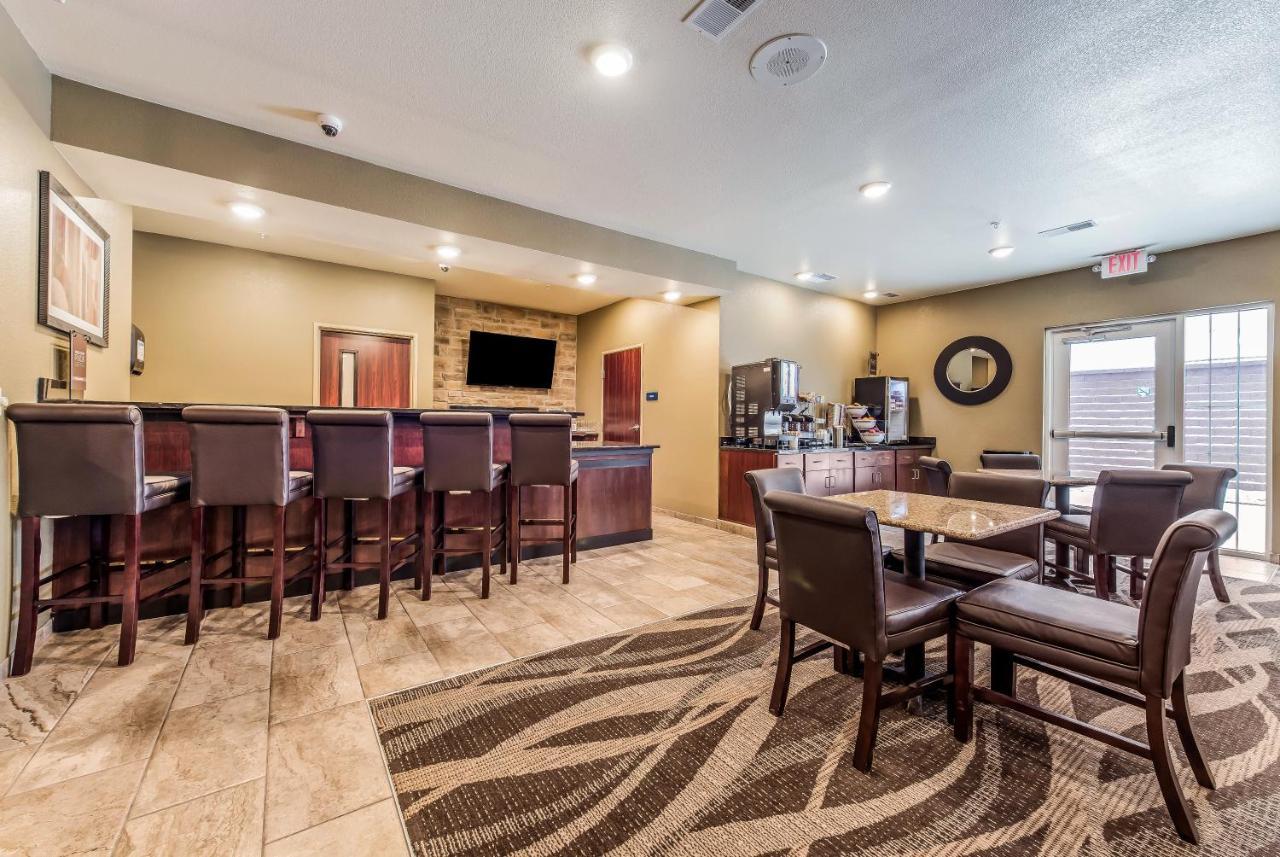 Cobblestone Hotel & Suites - Hutchinson Экстерьер фото