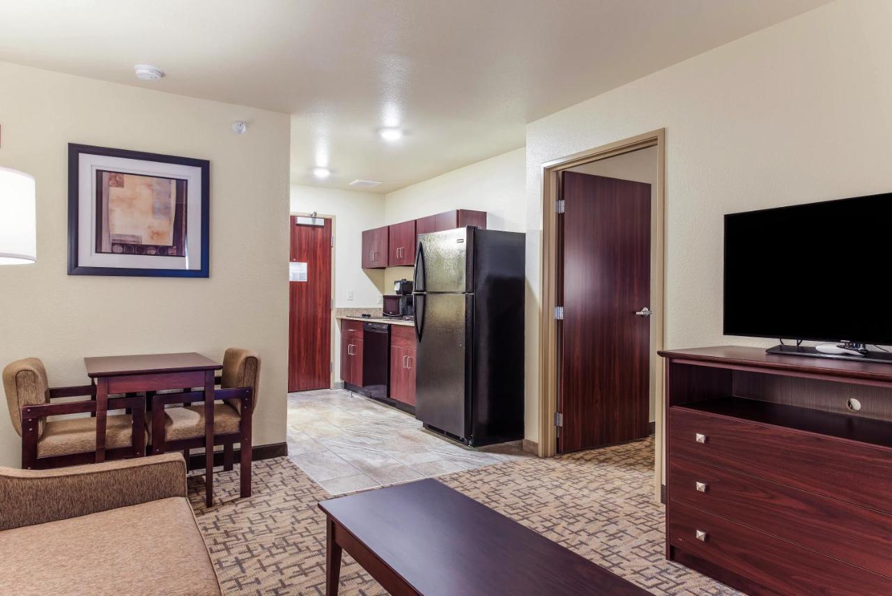 Cobblestone Hotel & Suites - Hutchinson Экстерьер фото