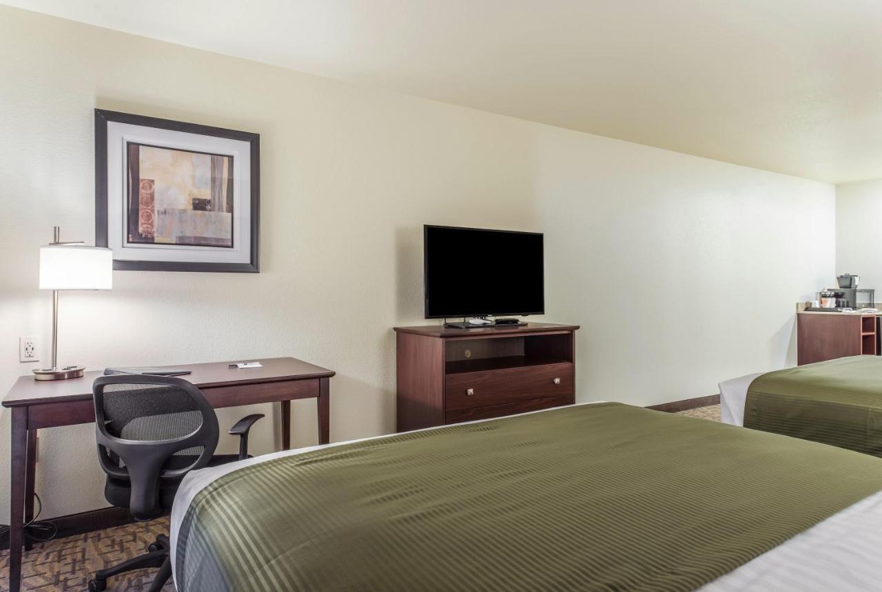 Cobblestone Hotel & Suites - Hutchinson Экстерьер фото