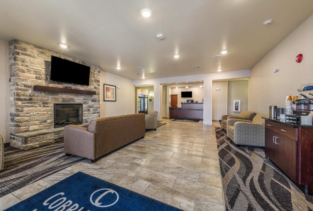 Cobblestone Hotel & Suites - Hutchinson Экстерьер фото