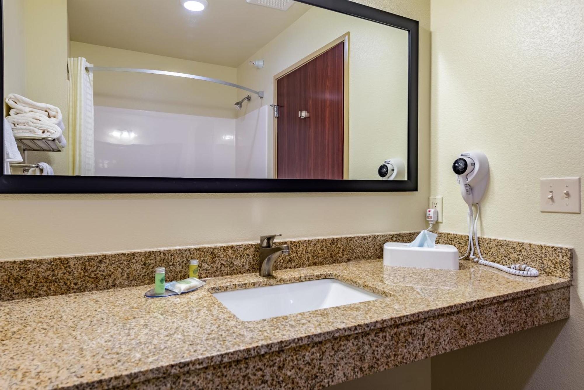 Cobblestone Hotel & Suites - Hutchinson Экстерьер фото
