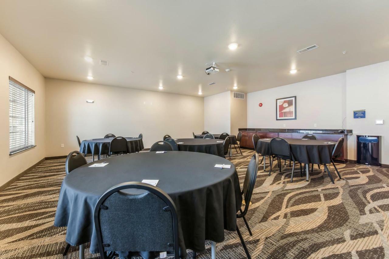 Cobblestone Hotel & Suites - Hutchinson Экстерьер фото