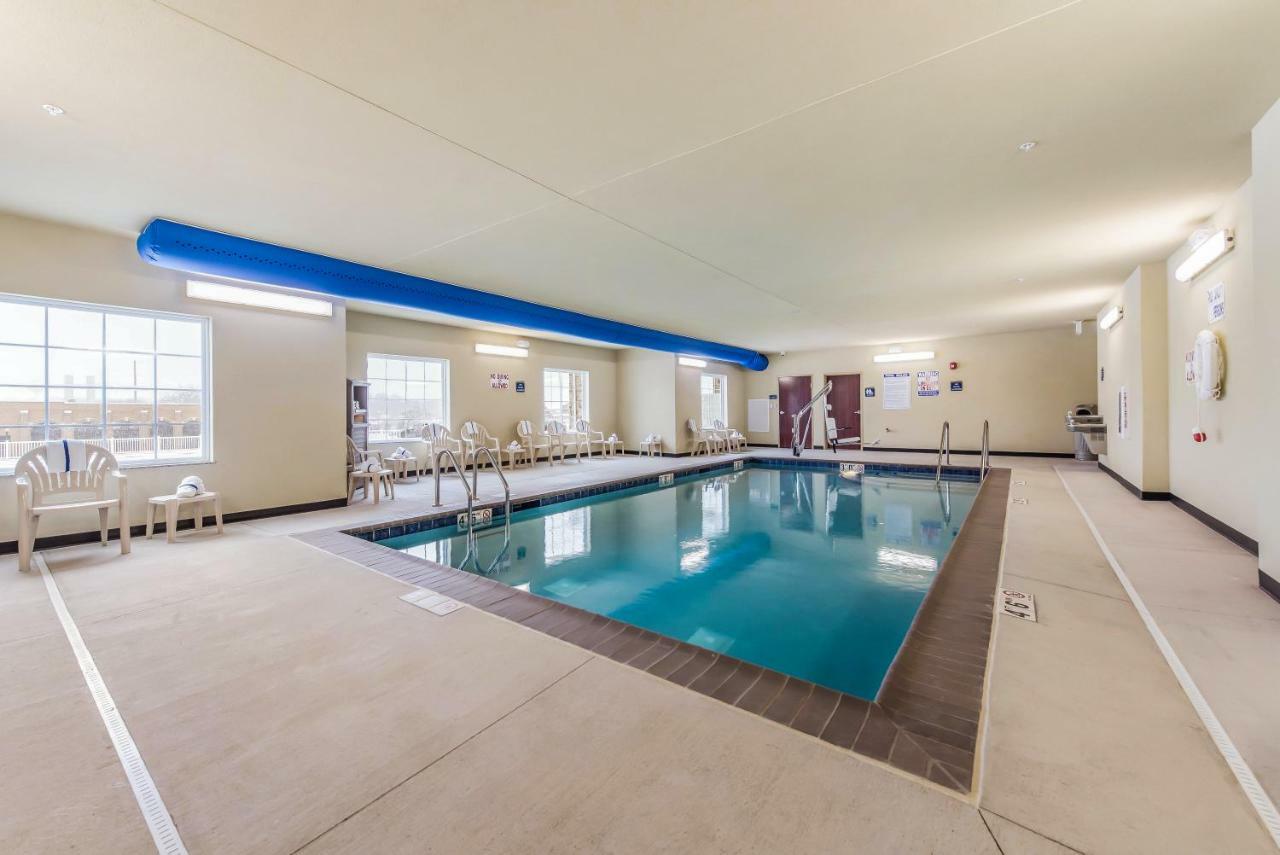 Cobblestone Hotel & Suites - Hutchinson Экстерьер фото