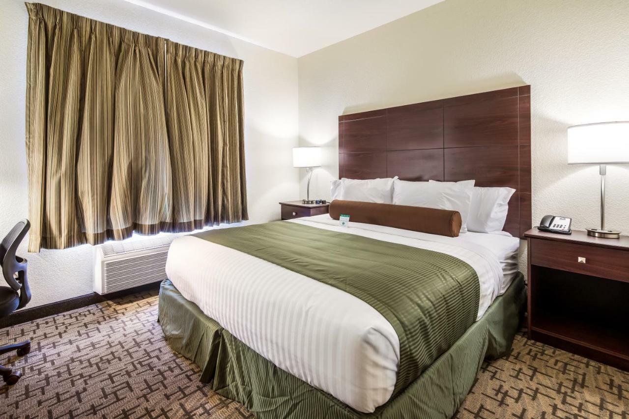 Cobblestone Hotel & Suites - Hutchinson Экстерьер фото