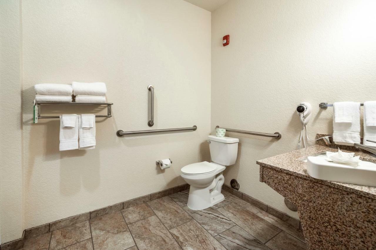 Cobblestone Hotel & Suites - Hutchinson Экстерьер фото