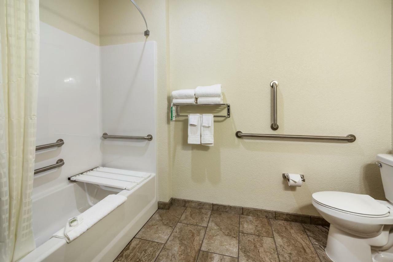 Cobblestone Hotel & Suites - Hutchinson Экстерьер фото